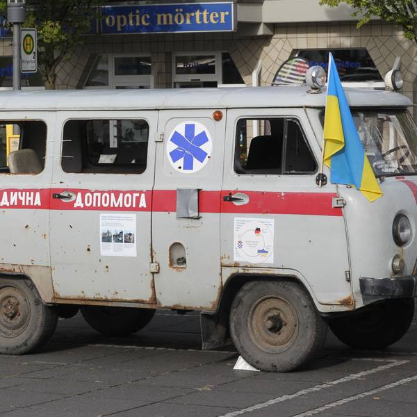 Der beschossene Rettungswagen aus der Ukraine stand auf dem Frouardplatz in Lohmar.