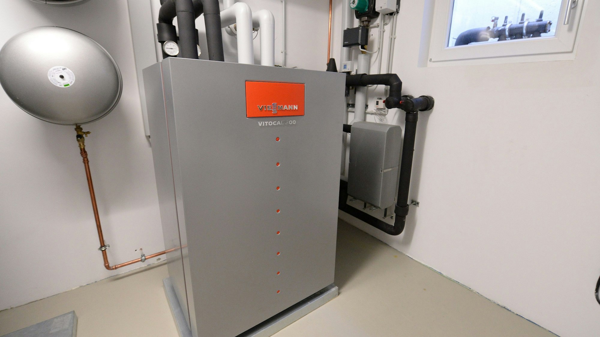 Eine elektrisch betriebene Sole-Wasser Wärmepumpen.