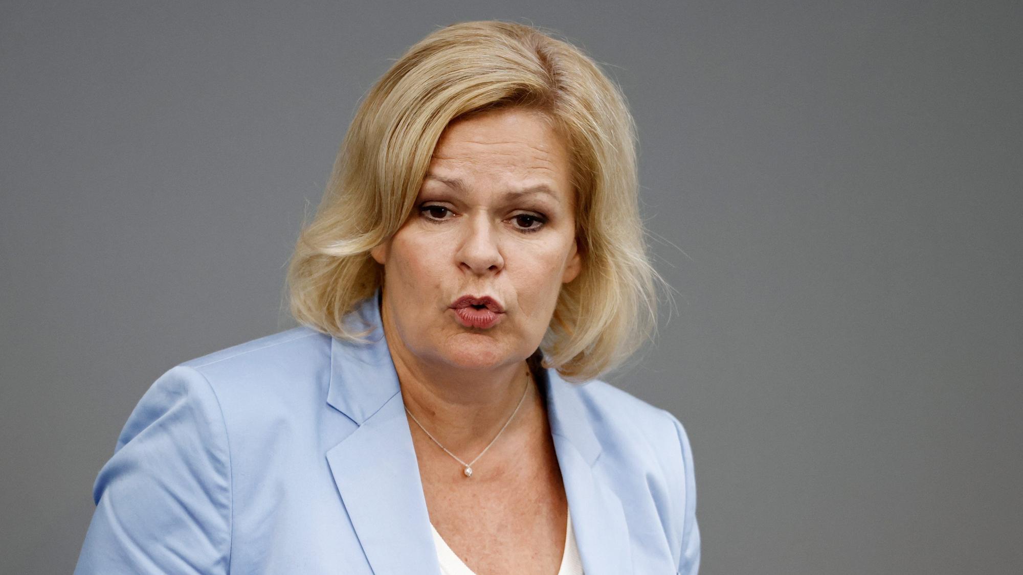 ARCHIV - 06.09.2023, Berlin: Nancy Faeser (SPD), Bundesministerin für Inneres und Heimat, spricht während der ersten Lesung zum Haushalt 2024 über den Etat für Inneres und Heimat. (zu dpa «Faeser: CDU reißt Brandmauer nach rechts außen immer weiter ein») Foto: Carsten Koall/dpa +++ dpa-Bildfunk +++