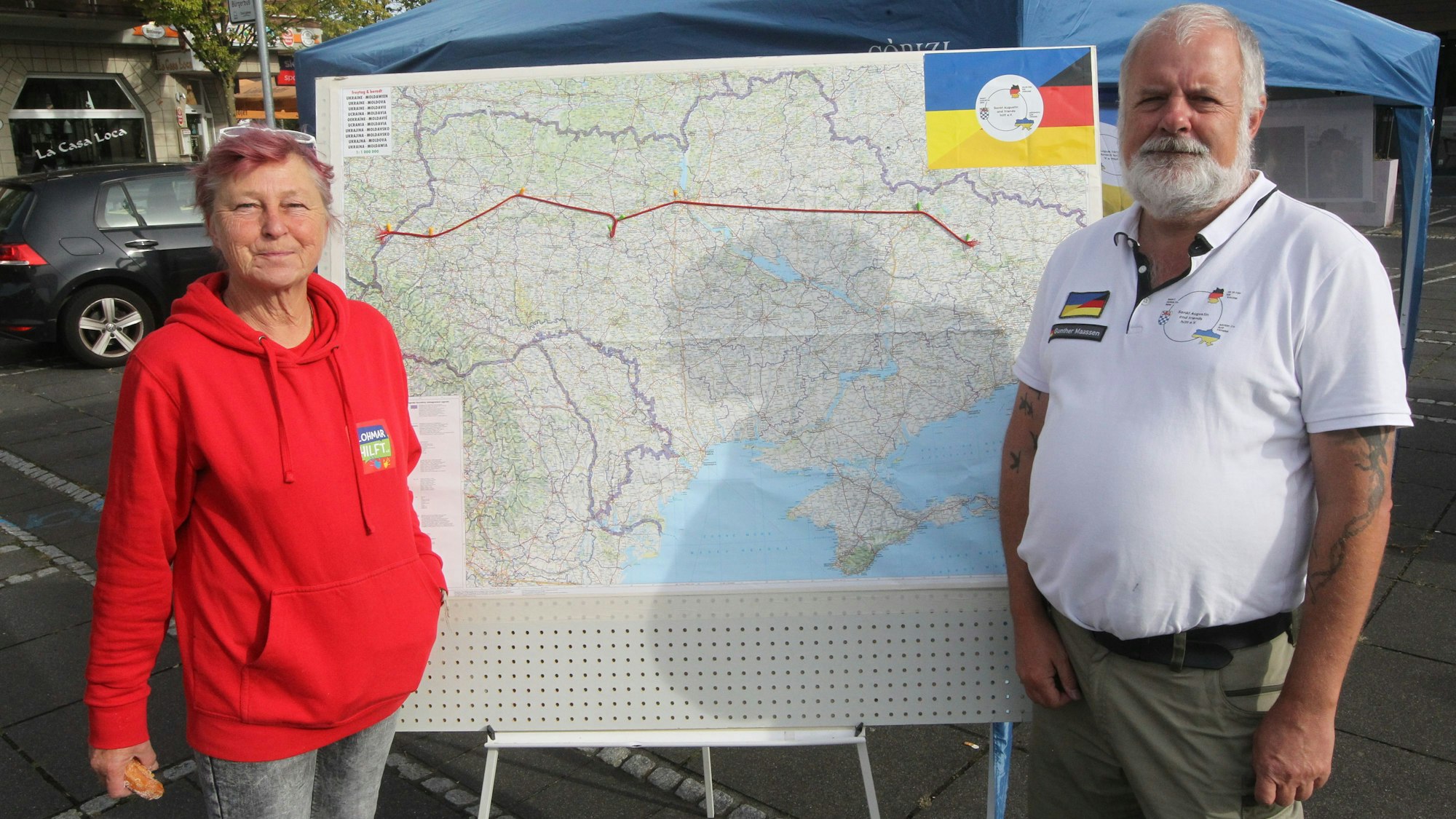 Manu Gardeweg und Gunther Maassen von den Hilfsorganisationen waren Ansprechpartner in Lohmar.