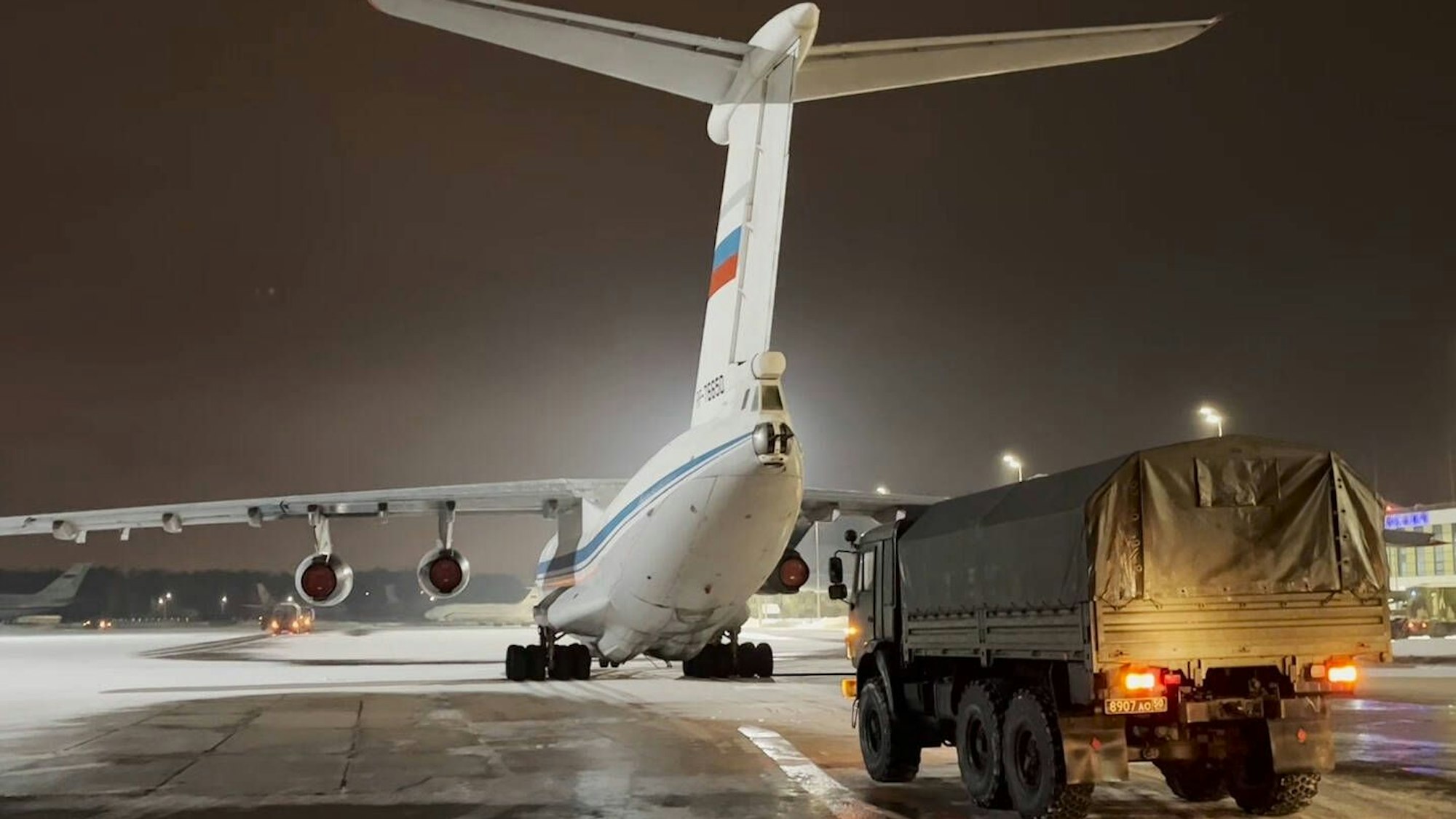 „Unbekannte Saboteure“ sollen ukrainischen Angaben zufolge Flugzeuge auf dem Tschkalowski-Militärflugplatz nahe der russischen Hauptstadt Moskau angegriffen haben. Von dort aus wurden 2022 auch russische Truppen an die Front in die Ukraine transportiert. (Archivbild)