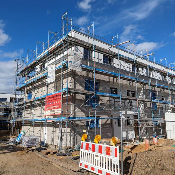 Auf dem Foto ist ein Neubauprojet in Hürth-Hermülheim zu sehen. Das Haus ist noch eingerüstet.