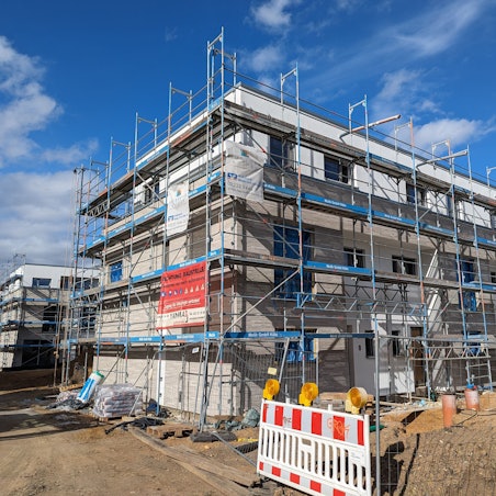 Auf dem Foto ist ein Neubauprojet in Hürth-Hermülheim zu sehen. Das Haus ist noch eingerüstet.