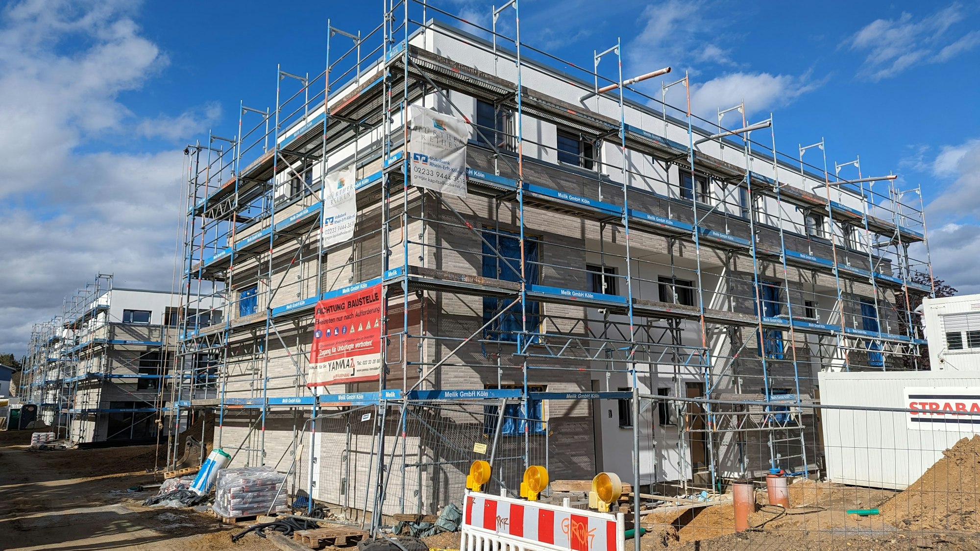 Auf dem Foto ist ein Neubauprojet in Hürth-Hermülheim zu sehen. Das Haus ist noch eingerüstet.