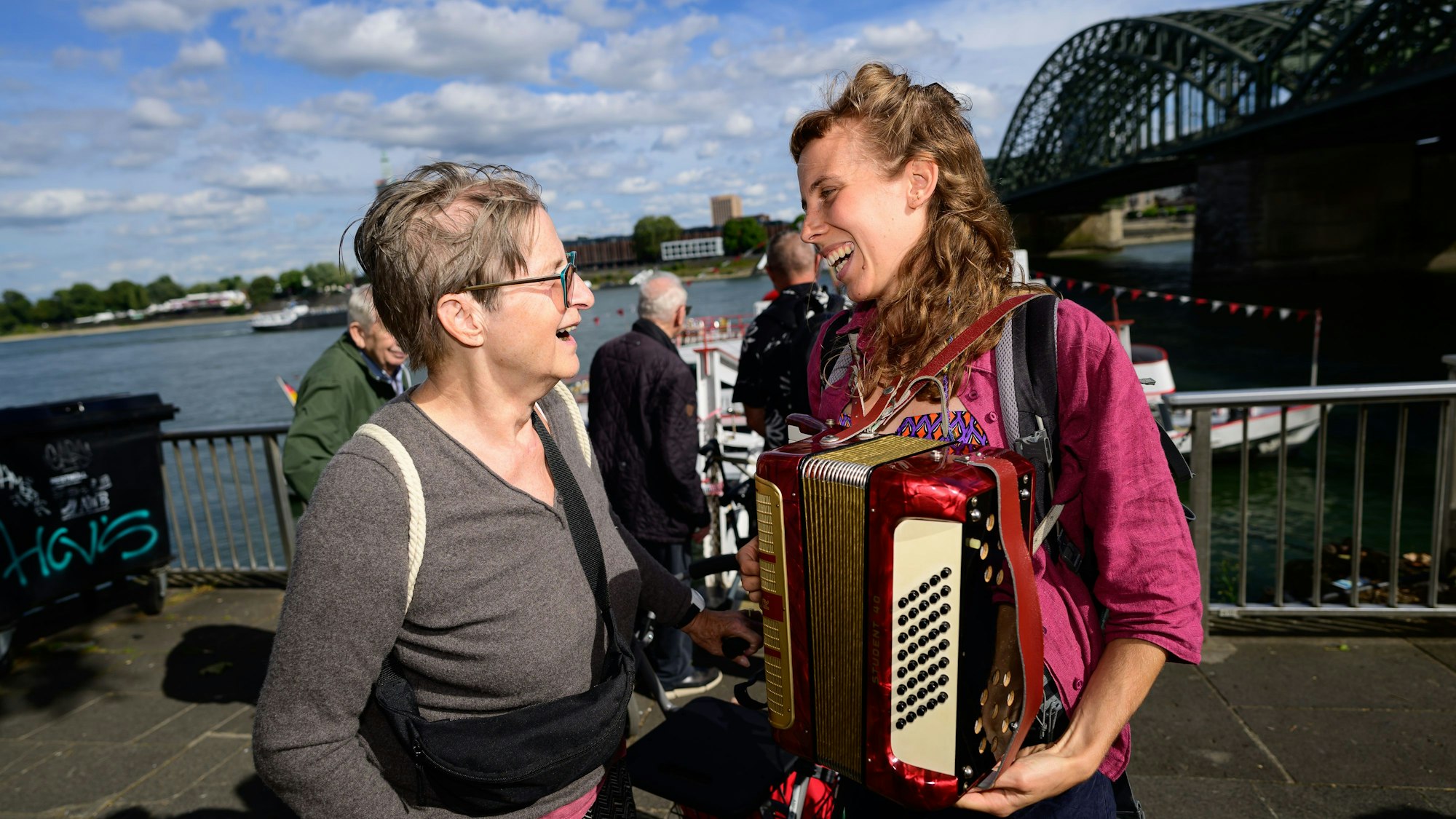 Annemarie Abshoff singt ab Rheinufer, Nora Beisel spielt daneben Akkordeon.