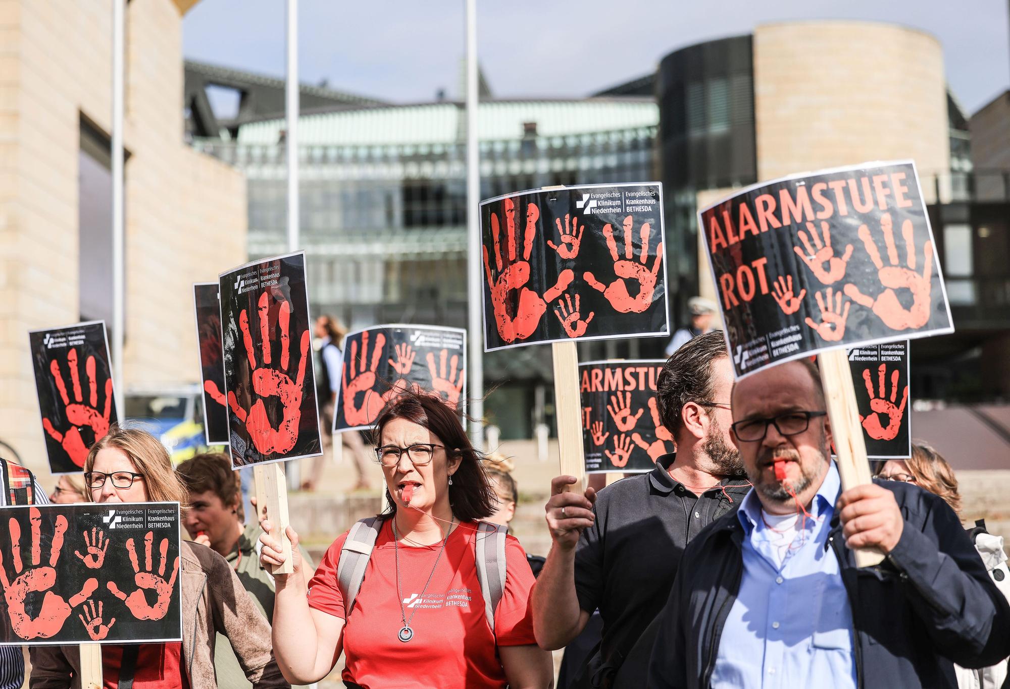 20.09.2023, Nordrhein-Weswtfalen, Düsseldorf: Mitarbeiter von Krankenhäusern demonstrieren vor dem Landtag.