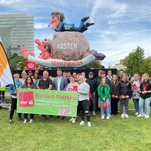 Gruppenfoto: Beschäftigte des Klinikums Oberberg beim Streik.