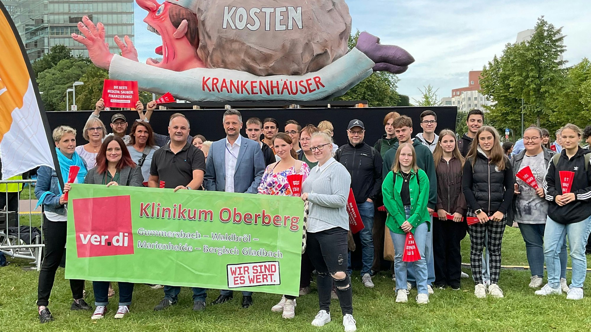 Gruppenfoto: Beschäftigte des Klinikums Oberberg beim Streik.