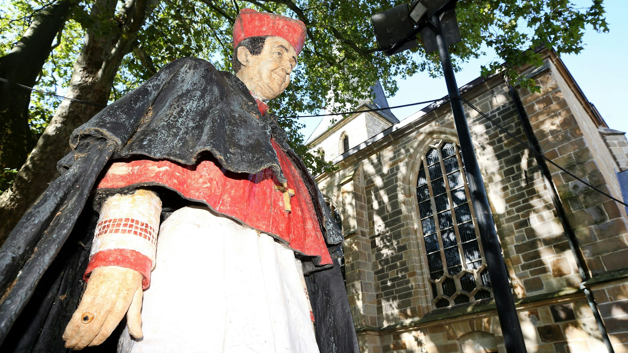 Eine Skulptur des 1991 verstorbenen Bischofs Franz Hengsbach steht vor dem Essener Dom.
