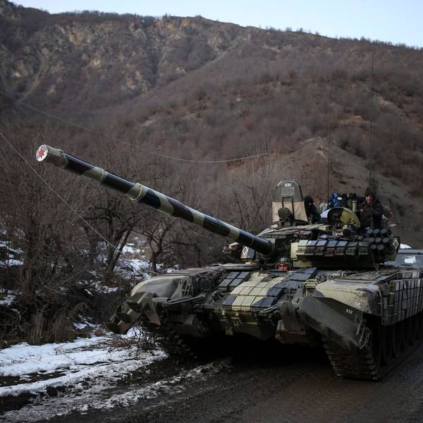 Ein aserbaidschanischer Panzer rollt über eine Straße, nachdem eine Region in Berg-Karabach in aserbaidschanische Kontrolle übergeben wurde.
