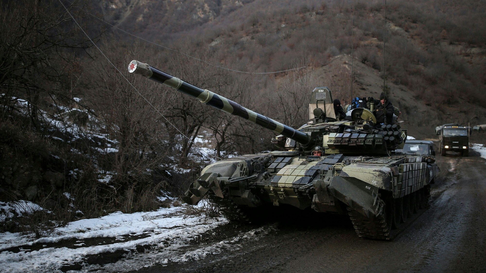 Ein aserbaidschanischer Panzer rollt über eine Straße, nachdem eine Region in Berg-Karabach in aserbaidschanische Kontrolle übergeben wurde.