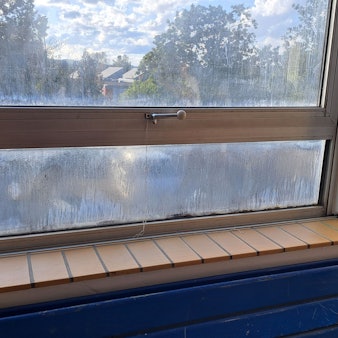 Das Foto zeigt ein marodes Fenster in einem Klassenzimmer