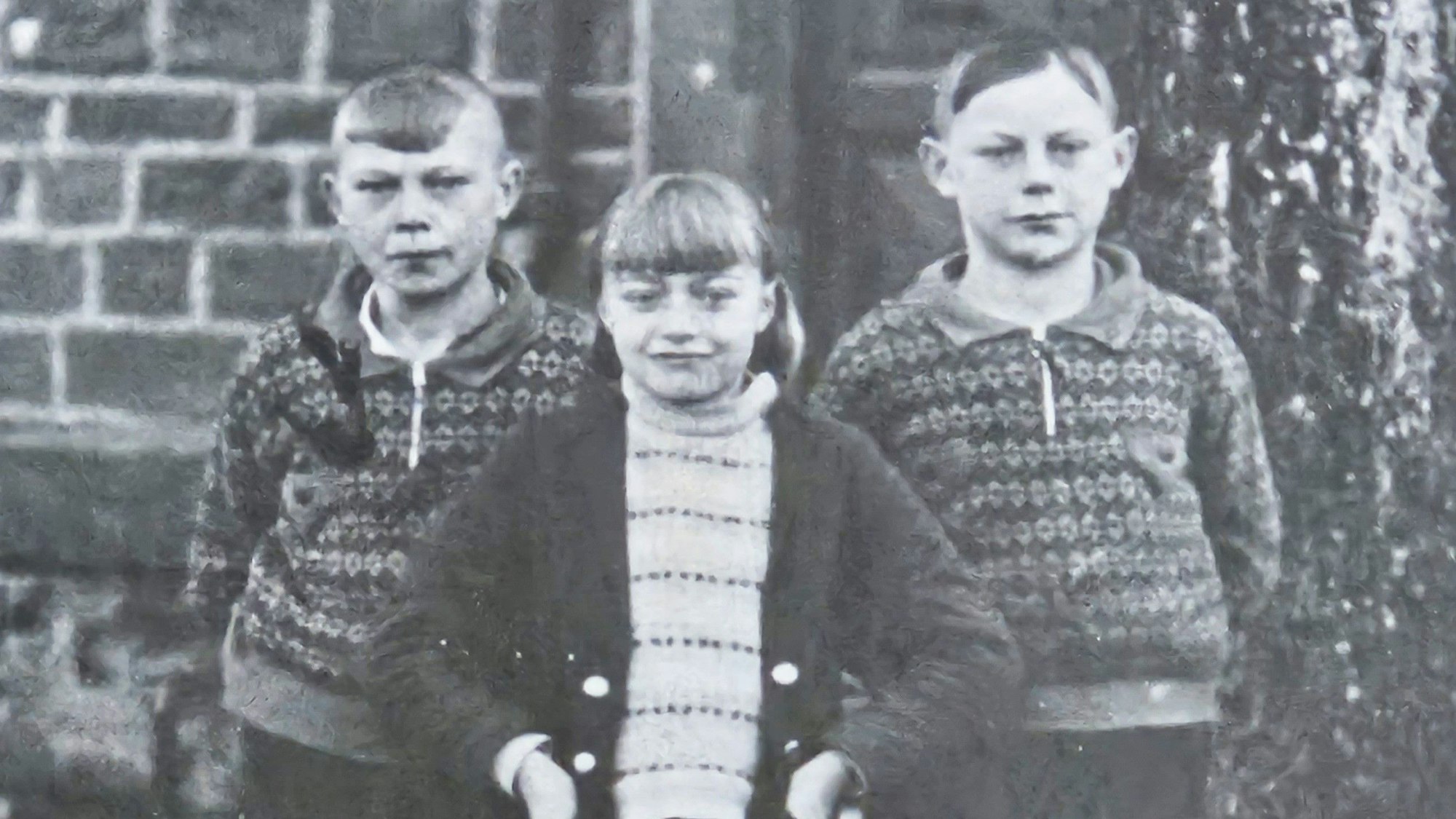 Ein altes Schwarzweiß-Foto zeigt Emil Feyen, seine Schwester Elly und seinen Bruder Ludwig im Jahr 1936.
