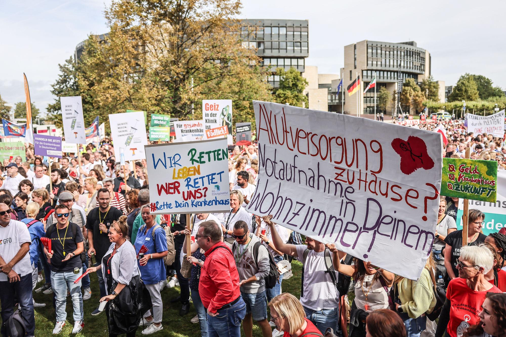 Mehrere tausend Beschäftigte nordrhein-westfälischer Krankenhäuser haben vor dem Landtag in Düsseldorf mehr Geld von der Bundesregierung für die Kliniken gefordert.