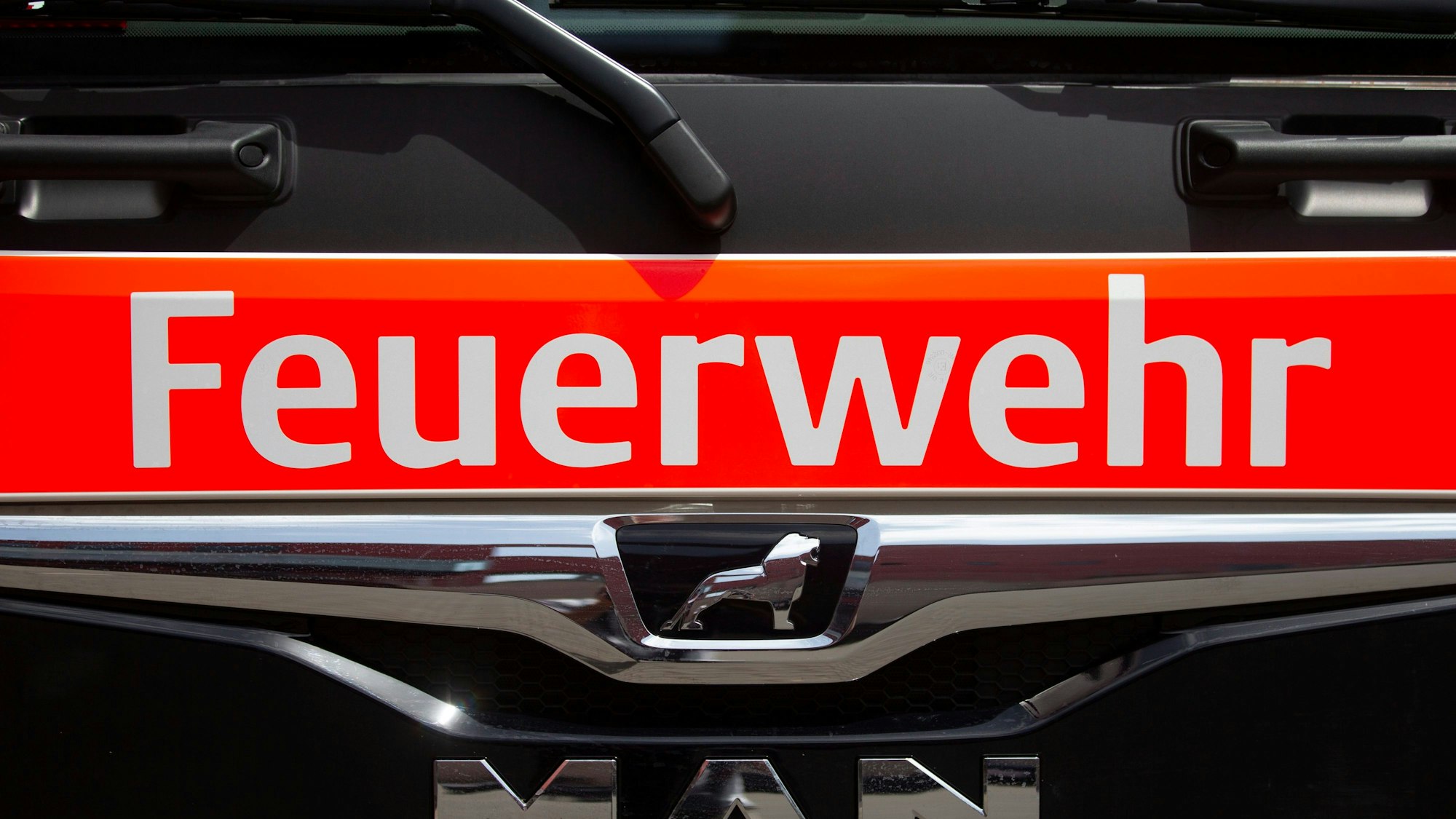 Feuerwehr steht auf einem Einsatzfahrzeug.