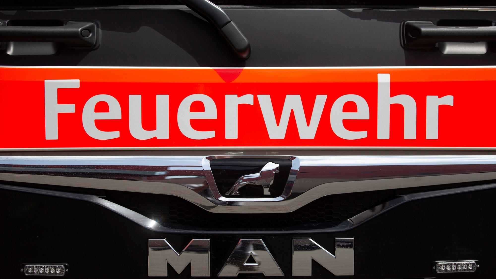 Auf einem Auto steht Feuerwehr.