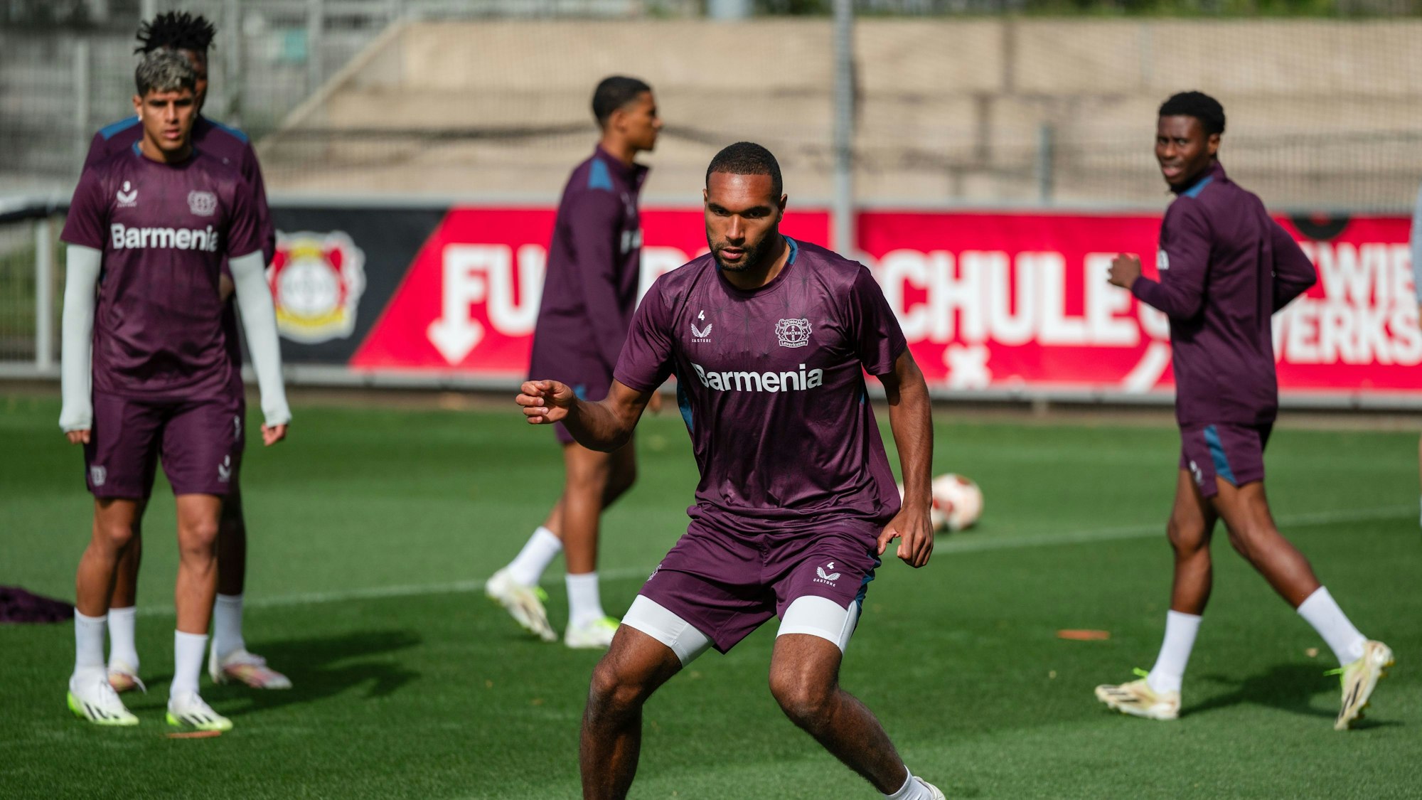 Leverkusen: Leverkusens Jonathan Tah spielt beim Abschlusstraining den Ball.