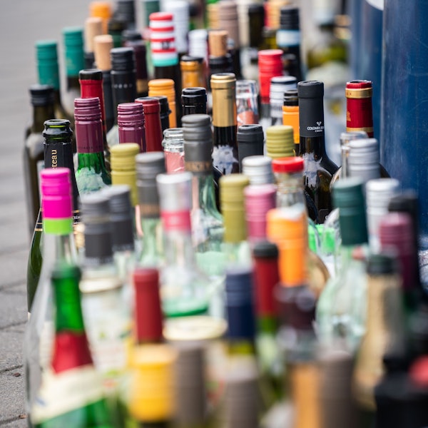 Das Symbolfoto zeigt viele Schnapsflaschen.