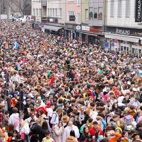 Blick auf die Zülpicher Straße an Weiberfastnacht 2023.