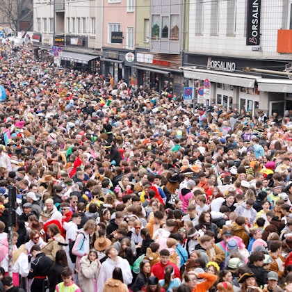 Blick auf die Zülpicher Straße an Weiberfastnacht 2023.
