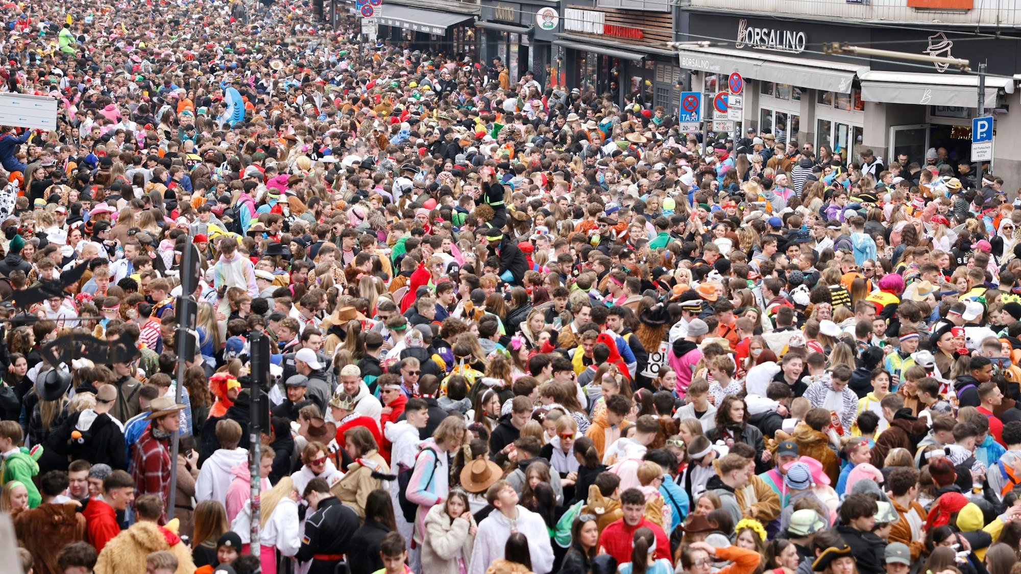 Blick auf die Zülpicher Straße an Weiberfastnacht 2023.