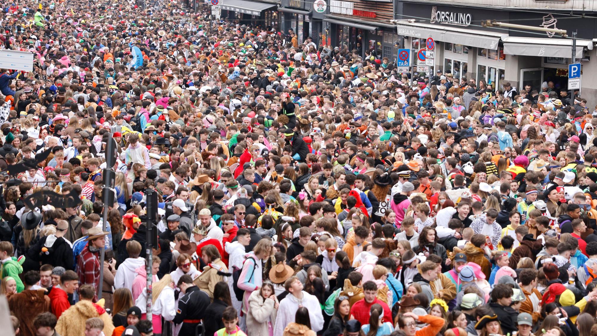 Blick auf die Zülpicher Straße an Weiberfastnacht 2023.