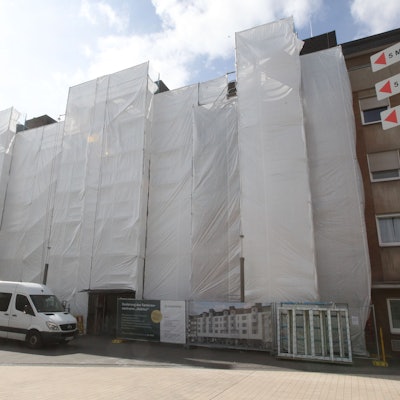 Das Nobilis Altenheim sieht aus, wäre Verpackungskünstler Christo in Troisdorf am Werke.