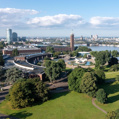Eine Luftaufnahme zeigt den Rhein in Köln, daneben den Tanzbrunnen, den Kölner Dom und die Hohenzollernbrücke. (Symbolbild)