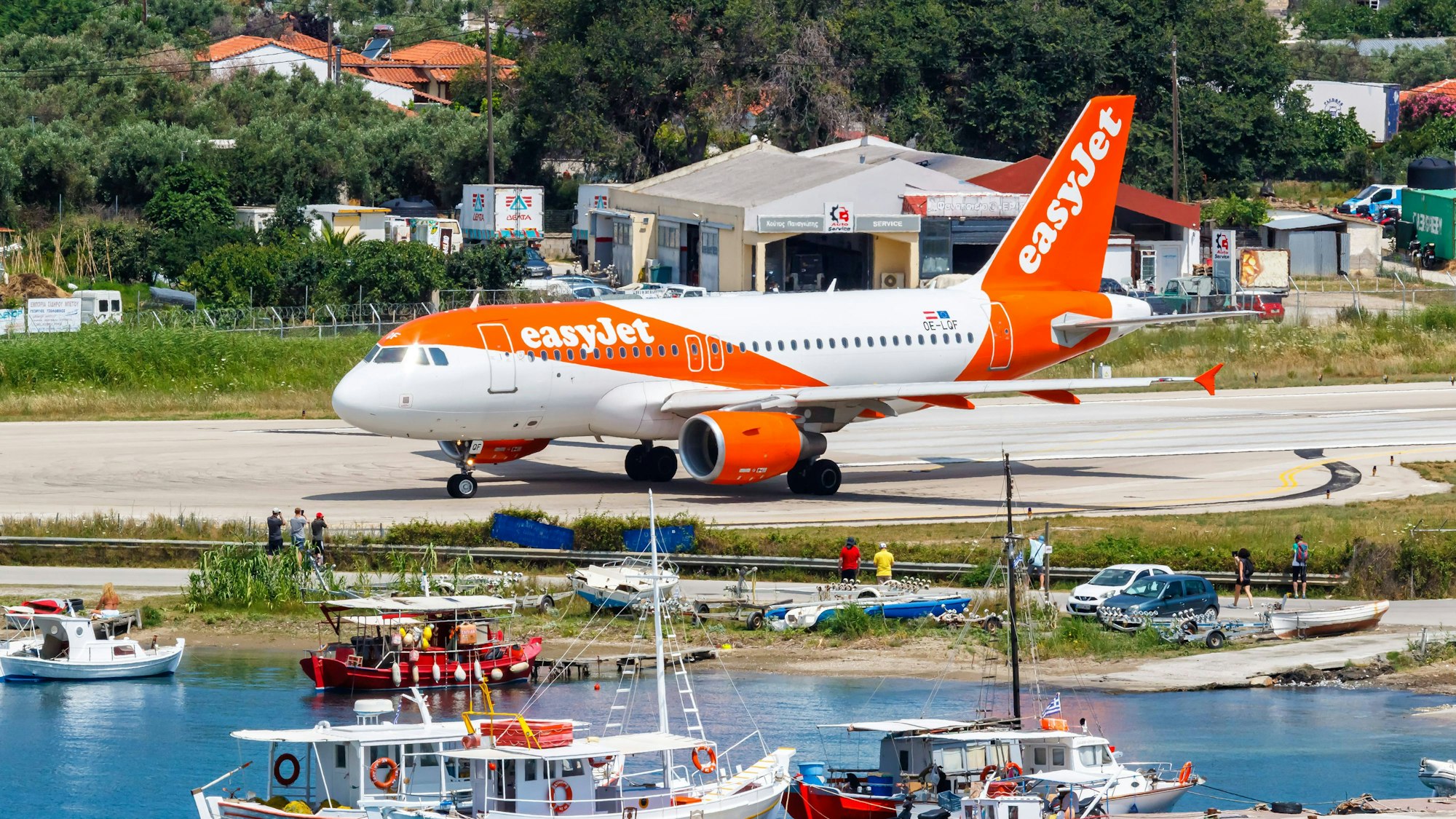 Ein Flugzeug der Airline EasyJet am Flughafen Skiathos in Griechenland.
