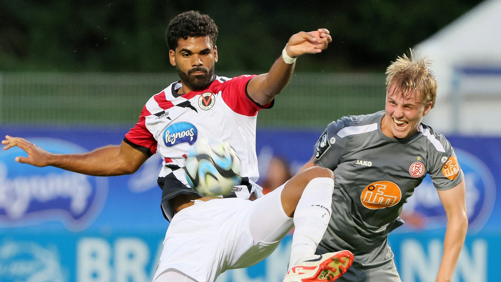 Viktoria Köln FC Viktoria Köln vs. RW Essen, 3. Liga, von links: Andre Becker Viktoria, Felix Götze RWE, 23.08.2023, Bild: *** Viktoria Köln FC Viktoria Köln vs RW Essen, 3 Liga, from left Andre Becker Viktoria , Felix Götze RWE , 23 08 2023, Image