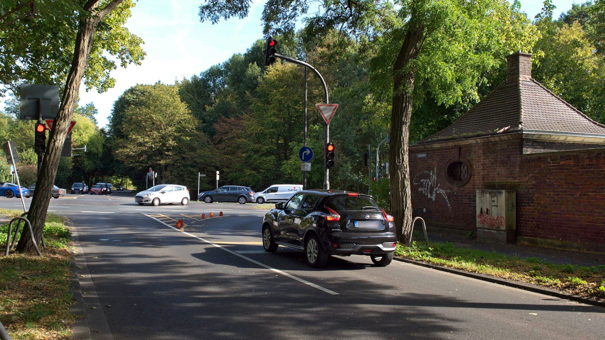 Ein Auto steht an einer Ampelkreuzung.