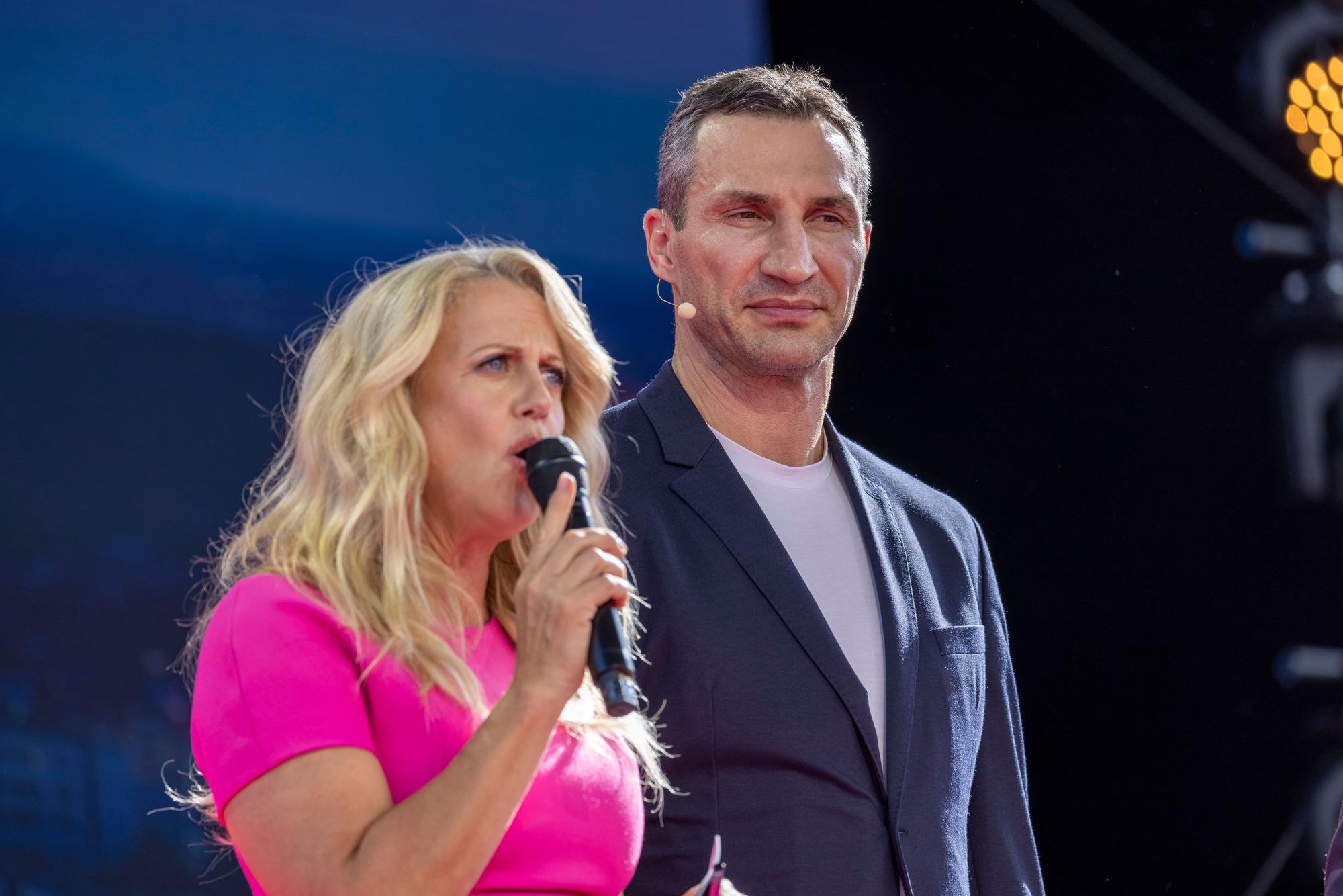 Moderatorin Barbara Schöneberger und Vladimir Klitschko