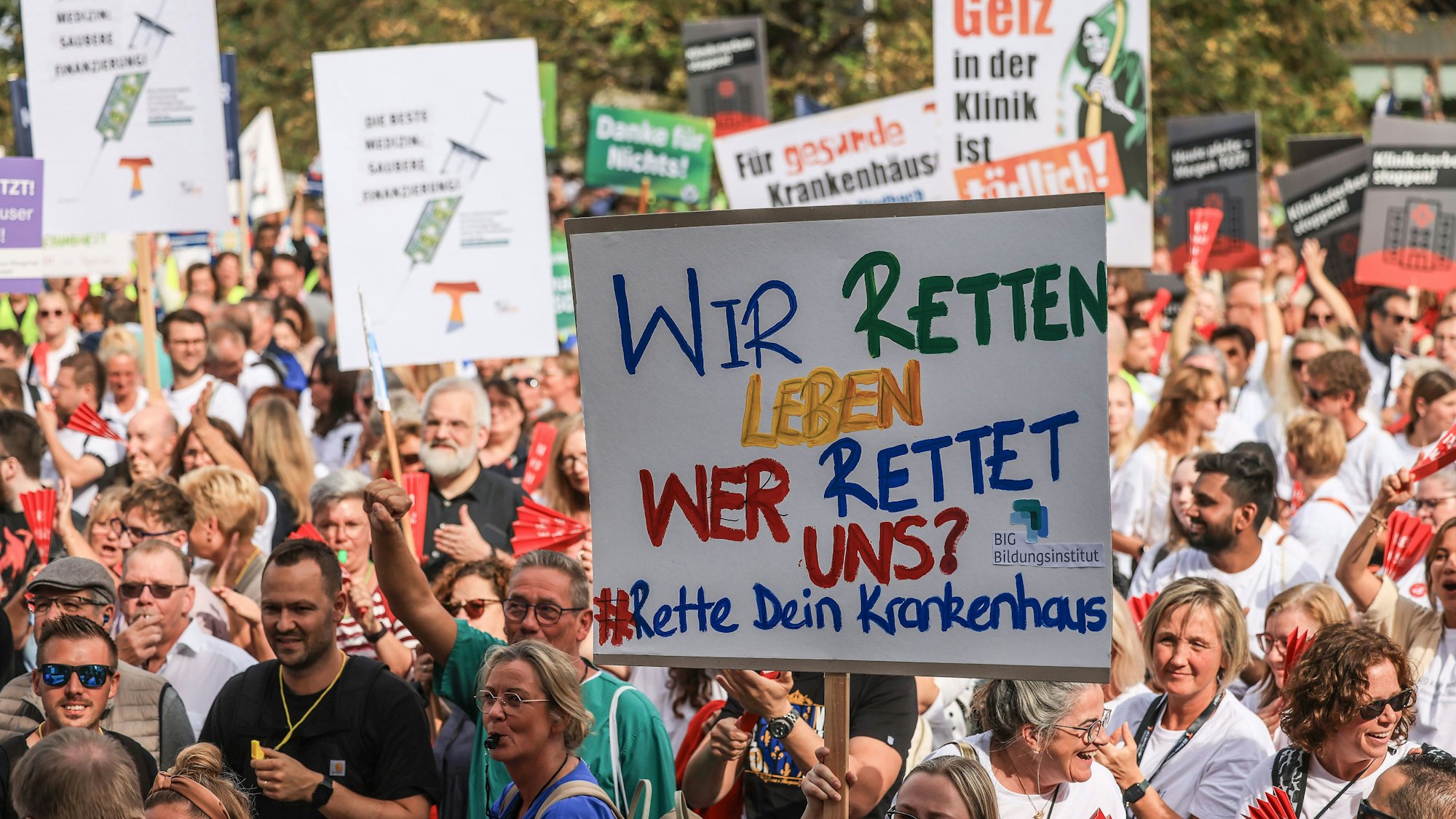 20.09.2023, Nordrhein-Weswtfalen, Düsseldorf: Mitarbeiter von Krankenhäusern demonstrieren vor dem Landtag.
