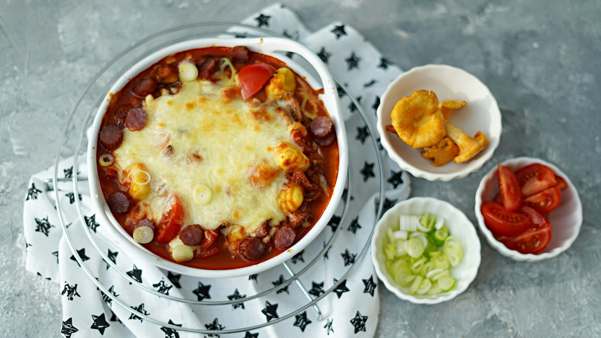 Der fertige Auflauf steht auf einem Tisch.