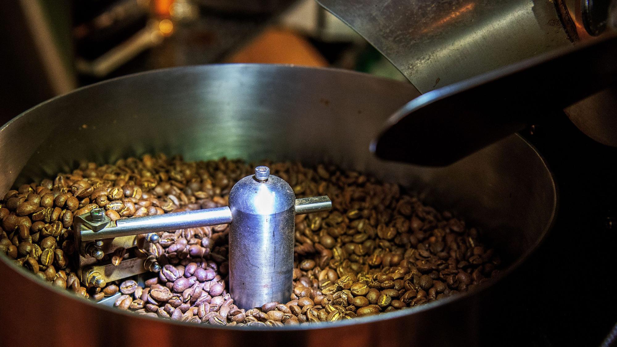 Kaffeebohnen werden gemahlen.