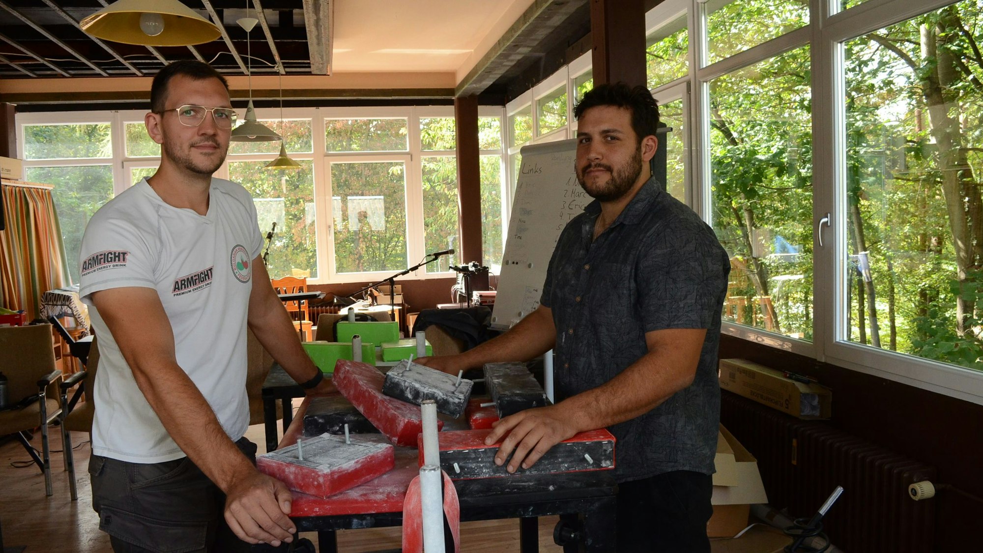 Armwrestling in Spich: Marc Schendzielorz (weißes T-Shirt) und Nima Glatt betreiben diesen Sport und erklären die Unterschiede zum Armdrücken.