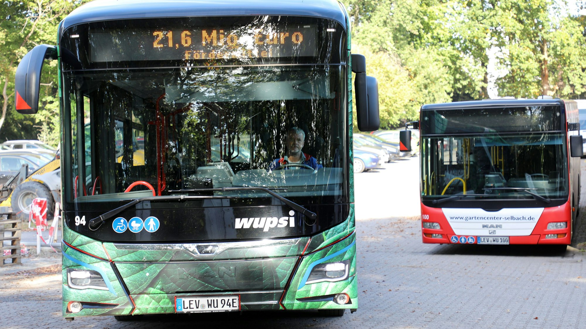 Zwei Busse des Verkehrsunternehmens Wupsi stehen auf dem Betriebshof an der Hermann-Löns-Straße in Bergisch Gladbach.