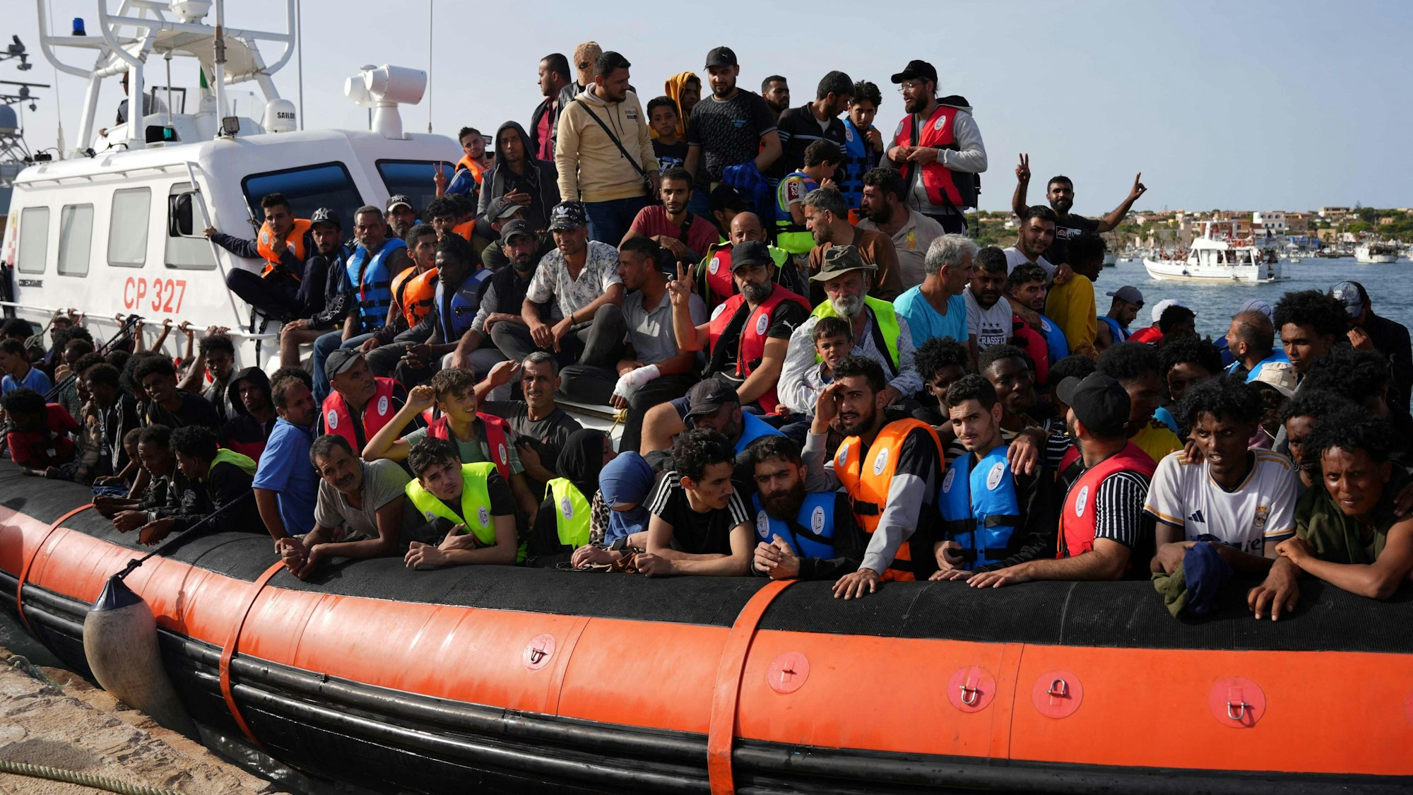 Menschen kommen im Hafen der italienischen Insel Lampedusa an.