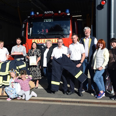 Übergabe von Feuerwehruniformen an die Caritas am Feuerwehrhaus in Nümbrecht-Winterborn.