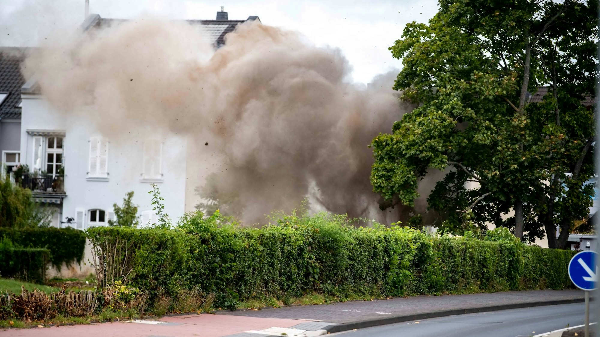 Das Bild zeigt die Staub- und Dreckwolke, die die Sprengung verursachte.