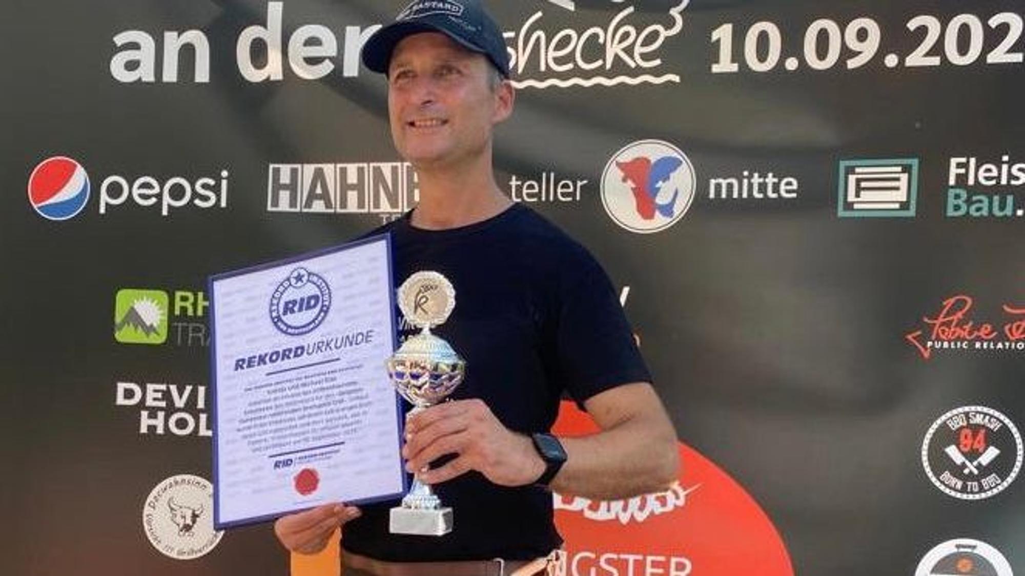 Der Elsdorfer Patrick Maier mit der Urkunde, die den Rekord würdigt.