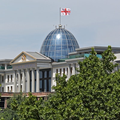 Die Flagge Georgiens weht über dem Präsidentenpalast in der georgischen Hauptstadt. In einem Imagevideo der CDU soll das Gebäude offenbar den Reichstag in Berlin darstellen. Der Fauxpas sorgt für reichlich Häme.