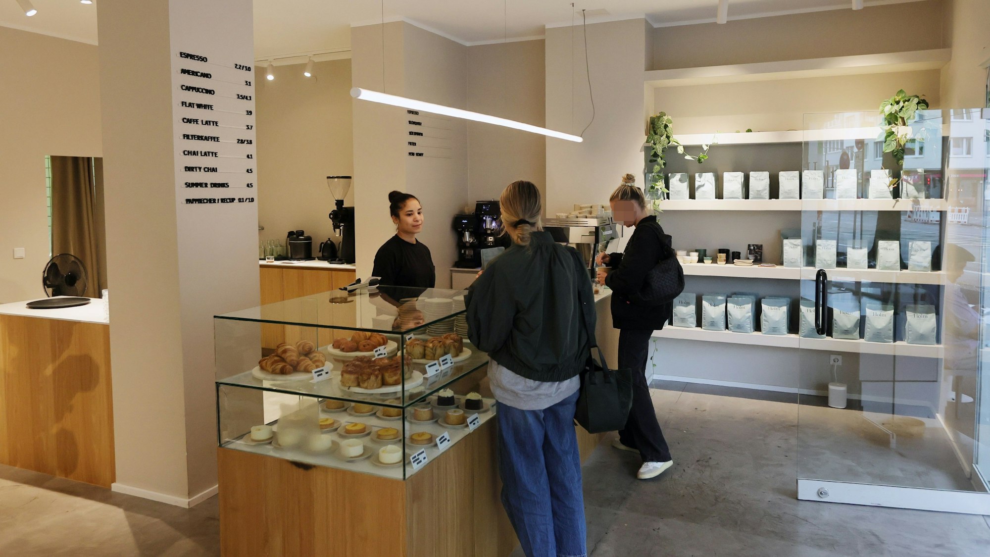 Zwei Kundinnen stehen an der Theke.