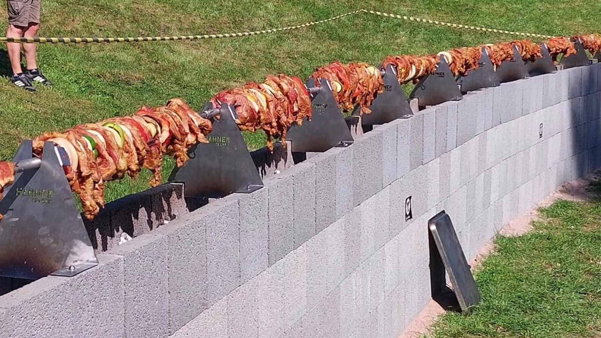 Auf dem Foto ist ein Teil des rund 70 Meter langen Grillspießes zu sehen.