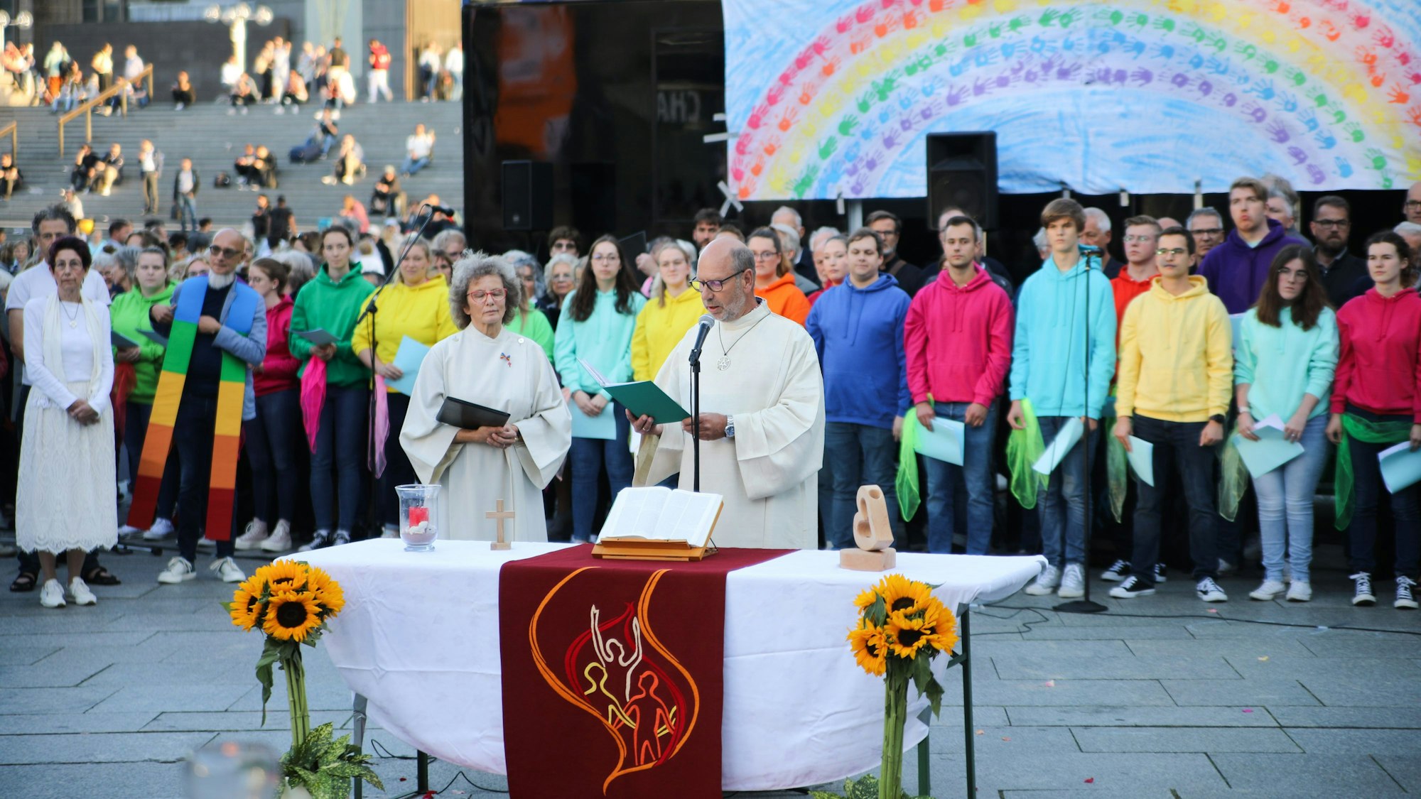 20.09.2023, Nordrhein-Westfalen, Köln: Pastoralreferent Manfred Becker-Irrnen während seiner Predigt beim Gottesdienst "Segen für alle" am Kölner Dom. Mehrere Hundert Menschen haben einen Segnungsgottesdienst auch für gleichgeschlechtliche Paare vor dem Kölner Dom gefeiert. Foto: Sascha Thelen/dpa +++ dpa-Bildfunk +++
