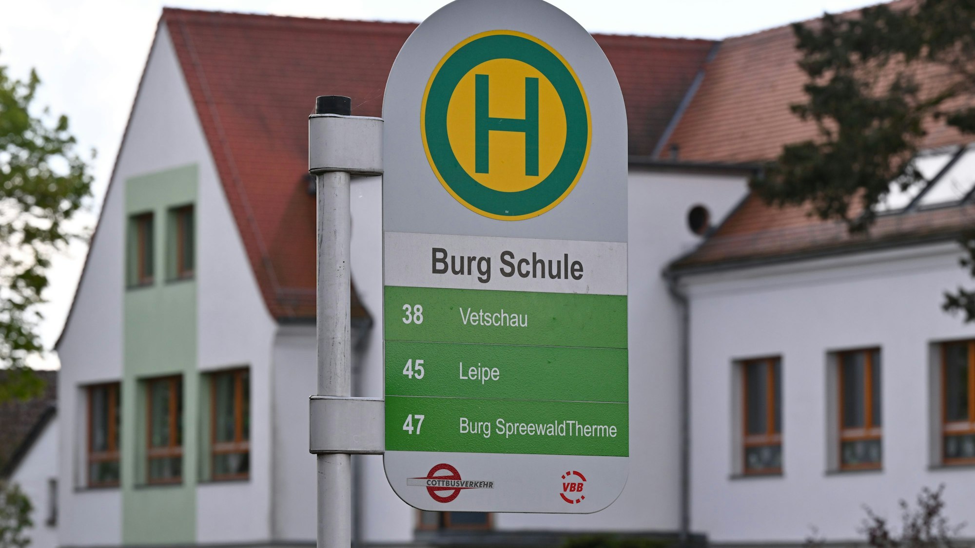 ARCHIV - 03.05.2023, Brandenburg, Burg: Die Bus-Haltestelle «Burg Schule» steht vor einer Grund- und Oberschule im Spreewaldort Burg.