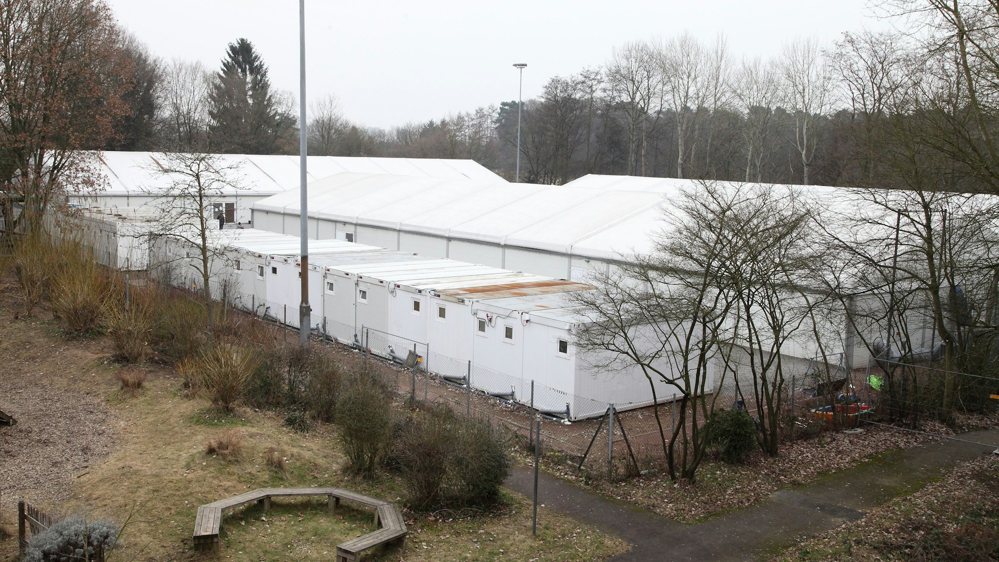 In Bergisch Gladbach entstand dieses Foto 2017: Es zeigt die Zeltstadt in Katterbach. In Rösrath sind nun auch Zelte für Flüchtlinge geplant – zeitlich begrenzt.