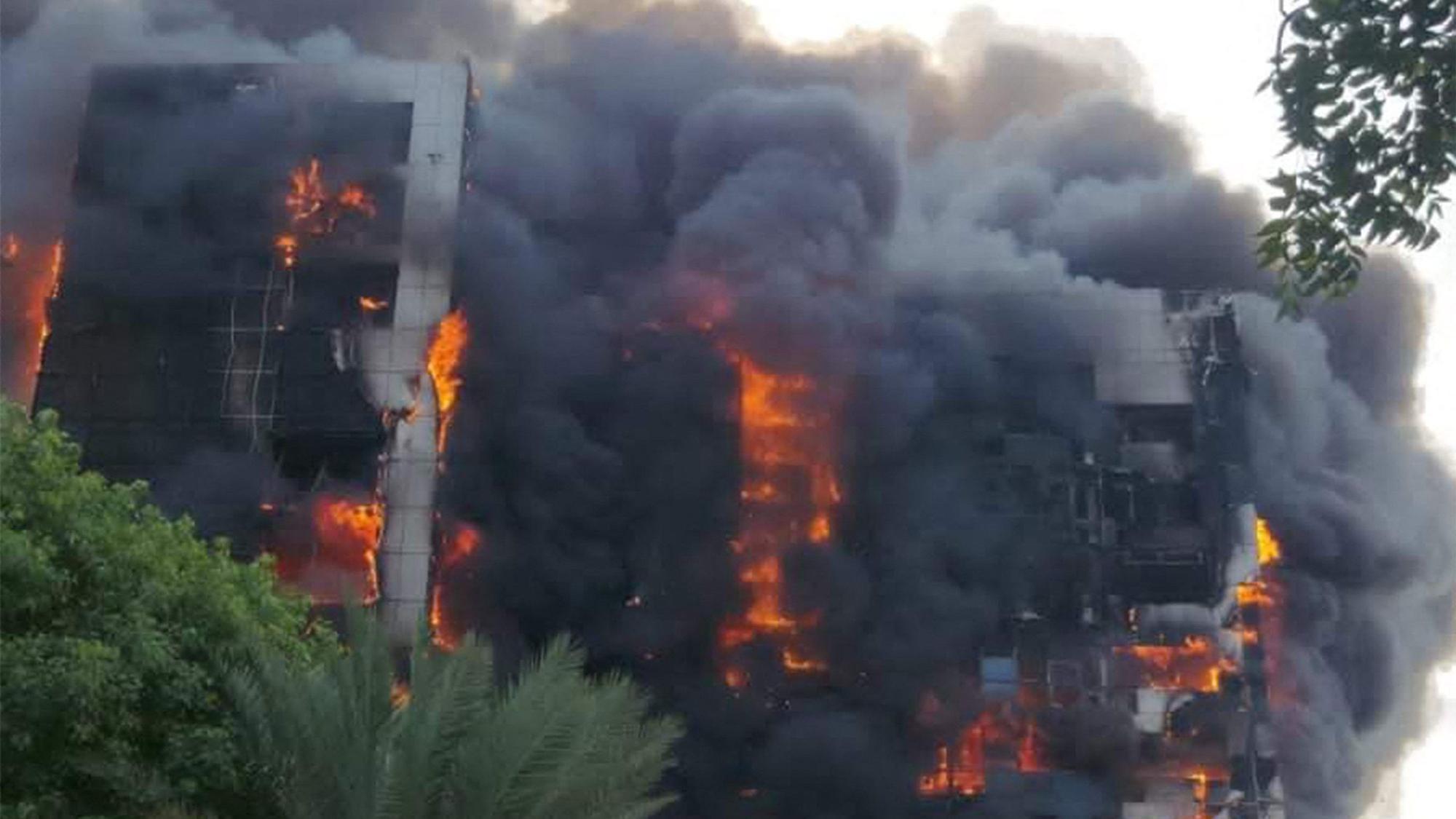 Die Gefechte zwischen den Regierungstruppen und der „Rapid Support Force“ (RSF) im Sudan dauernd an. Zuletzt stand nach Beschuss der „Greater Nile Petroleum Oil Company Tower“ in Khartum in Flammen. Die RSF-Miliz soll nun Ziel ukrainischer Angriffe geworden sein.