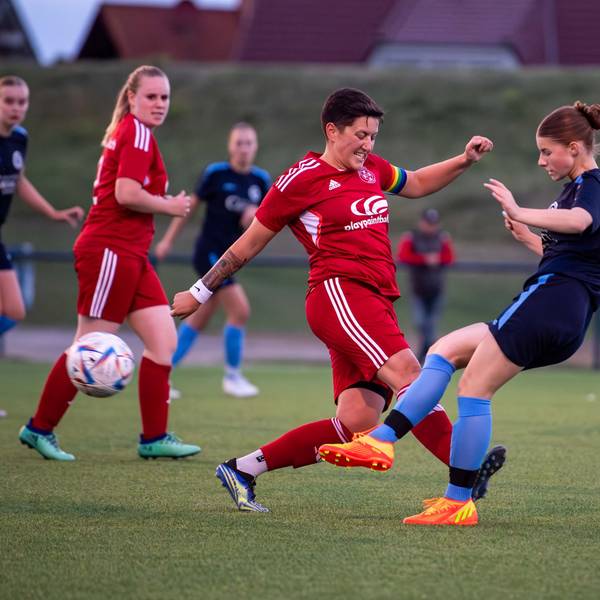 Ina Schneiders (r.) spitzelt den Ball an Christina Fischer vorbei.