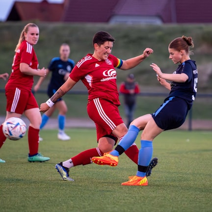 Ina Schneiders (r.) spitzelt den Ball an Christina Fischer vorbei.